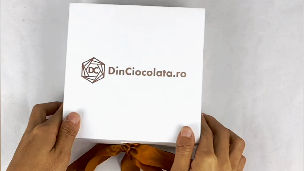 белая складная подарочная коробка с напечатанным логотипом