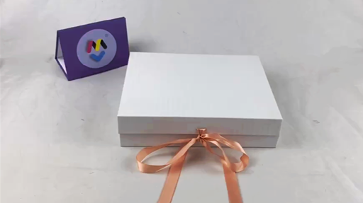 изготовленная на заказ белая подарочная коробка с ультрафиолетовым покрытием и закрытием ленты